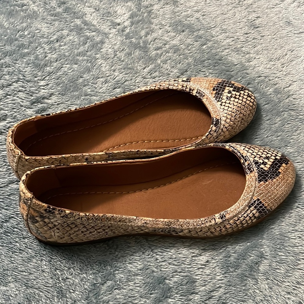Frye flats size 9. Never worn.